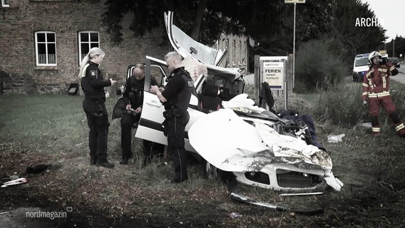 Ein zerstörtes Auto nach einem Unfall auf der B105 bei Gelbensande. © Screenshot 