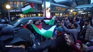 Menschen mit palästinensischen Flaggen am Hamburger Hauptbahnhof. © Screenshot 