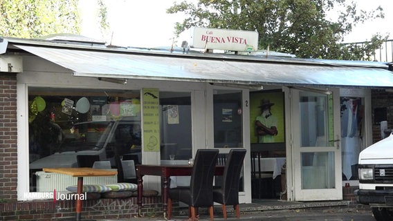 Ein Cafe an einer Straße mit einem Schild auf dem Buena Vista steht. © Screenshot 