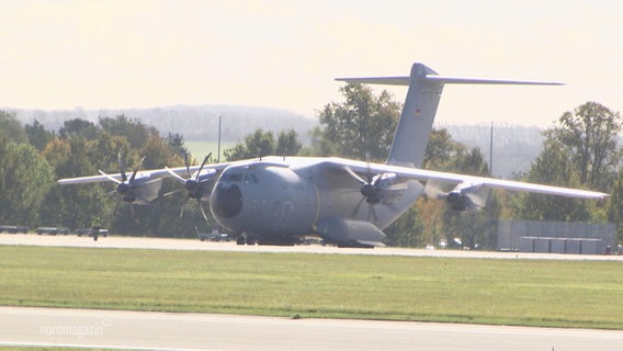 Ein Militärflugzeug macht sich zum Abflug bereit. © Screenshot 