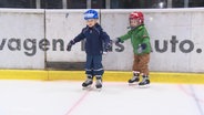 Zwei kleine Jungen beim Eislaufen. © Screenshot 