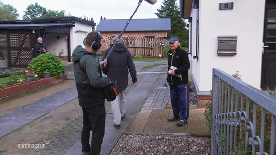 Reporter interviewen Bewohner des Ortes Stolpe. © Screenshot 