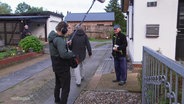 Reporter interviewen Bewohner des Ortes Stolpe. © Screenshot 