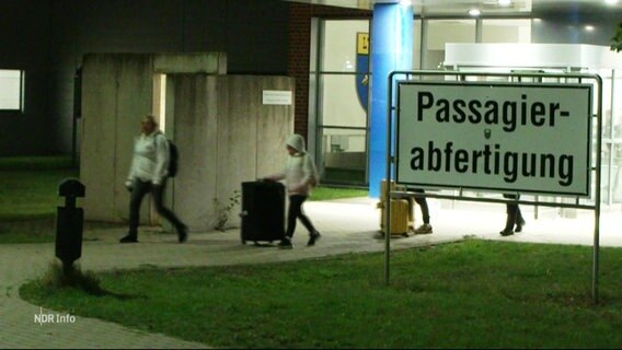 Ein Flugahafenschild, auf dem steht: Passagierabfertigung. © Screenshot 