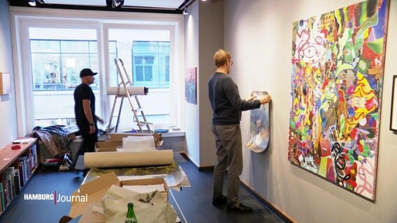 Maler Daniel Richter hängt einige seiner Werke für eine Ausstellung im Antiquariat Felix Jud auf. © Screenshot 