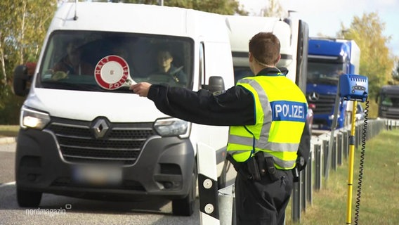 Ein Polizist bei einer Straßenkontrolle an der Grenze zu Polen. © Screenshot 