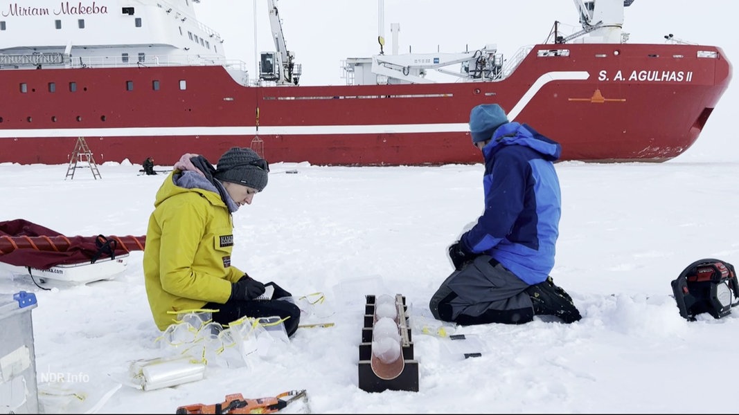 Zwei Forscher in der Antarktis. 