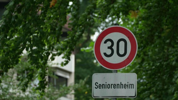 Ein Tempo 30-Schild und darunter ein Schild mit der Aufschrift "Seniorenheim". © Screenshot 