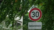 Ein Tempo 30-Schild und darunter ein Schild mit der Aufschrift "Seniorenheim". © Screenshot 