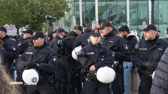 Polizistinnen und Polizisten am Hamburger Jungfernstieg. © Screenshot 