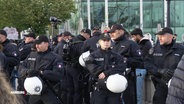 Polizistinnen und Polizisten am Hamburger Jungfernstieg. © Screenshot 