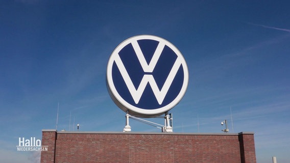 Ein VW-Logo vor blauem Himmel. © Screenshot 