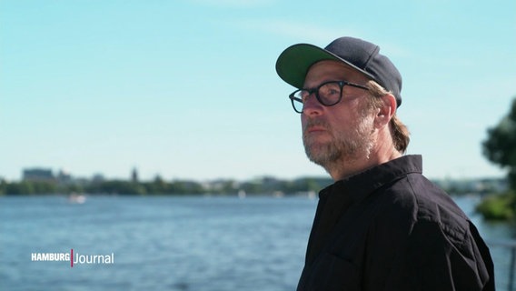 Schauspieler und Regisseur Bjarne Mädel an der Außenalster. © Screenshot 