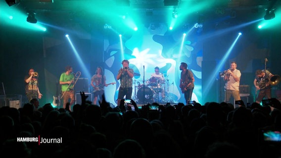 Die Band "LaBrassBanda" beim Konzert auf der Bühne der Großen Freiheit 36. © Screenshot 