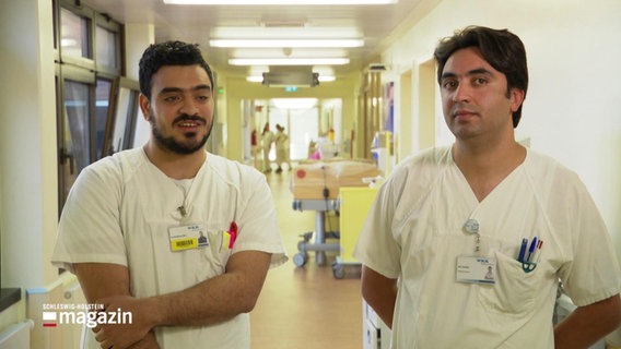 Zwei Pfleger auf einem Flur in der Westküstenklinik. © Screenshot 