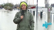 NDR-Reporterin Simone Mischke steht in Flensburg. © Screenshot 