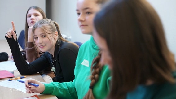 Schüler*innen sitzen in einem Sprachförderkurs. © Screenshot 