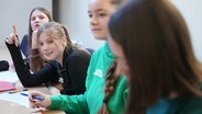 Schüler*innen sitzen in einem Sprachförderkurs. © Screenshot 