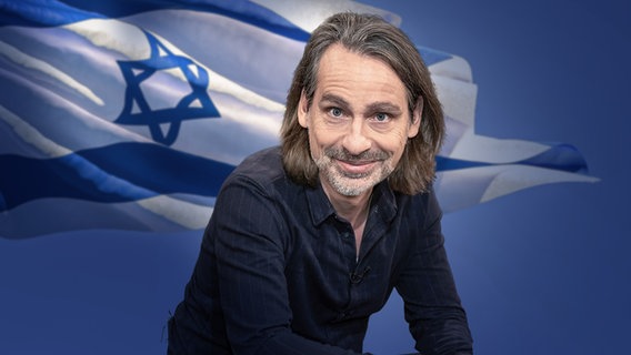 Der Fernseh-Philosoph Richard David Precht vor einer Flagge Israels. (extra 3 vom 19.10.2023 im Ersten) © NDR 