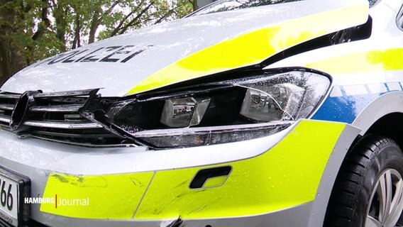Ein Polizeiauto weißt Unfallschäden auf. © Screenshot 