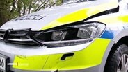Ein Polizeiauto weißt Unfallschäden auf. © Screenshot 