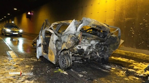 Ein ausgebranntes Auto steht in einem Tunnel. © Screenshot 