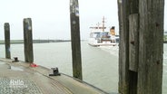 Eine Fähre verlässt einen Hafen. © Screenshot 