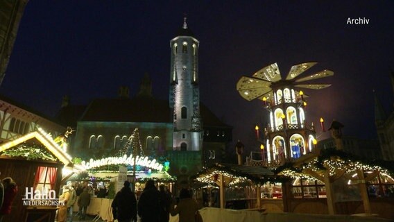 Menschen stehen auf einem Weihnachtsmarkt © Screenshot 
