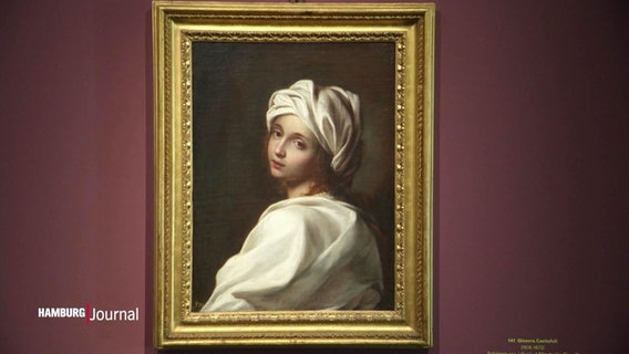 Das Portrait einer Frau mit einem weißen Turban hängt an einer weinroten Wand. © Screenshot 