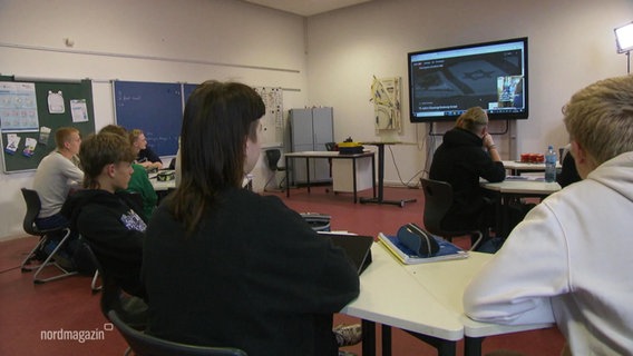 Schüler*innen sitzen in einem Klassenraum. © Screenshot 