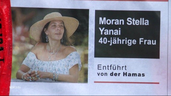 Ein Plakat informiert über eine von der Hamas entführte Person. © Screenshot 