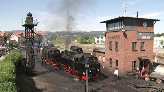 Eine alte Dampflock steht auf einem Abstellgleis. © Screenshot 