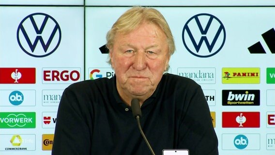 Horst Hrubesch bei einer Pressekonferenz. © Screenshot 