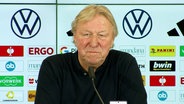 Horst Hrubesch bei einer Pressekonferenz. © Screenshot 