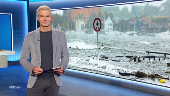 Thorsten Schröder moderiert NDR Info 17:00. © Screenshot 