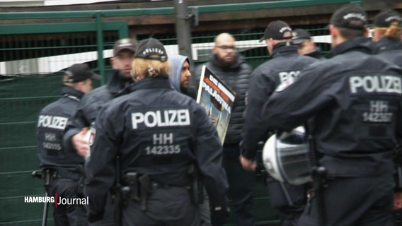 Polizeibeamte bei einem Einsatz. © Screenshot 