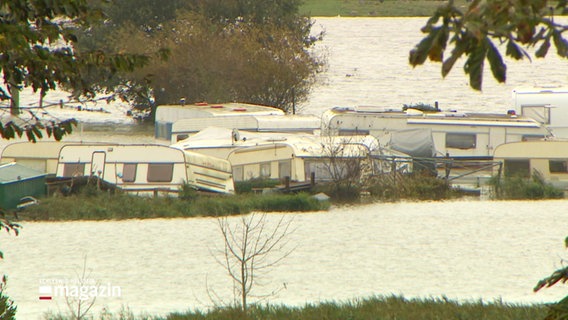 Blick auf mehrere Campingwagen, die unter Wasser stehen. © Screenshot 