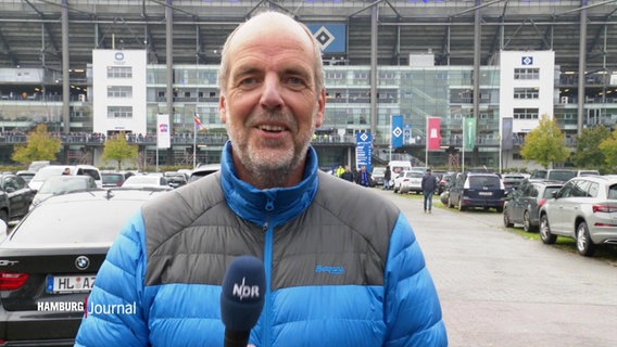 Reporter Thorsten Vorbau berichtet vor dem Volksparkstadion © Screenshot 