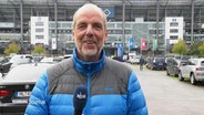 Reporter Thorsten Vorbau berichtet vor dem Volksparkstadion © Screenshot 