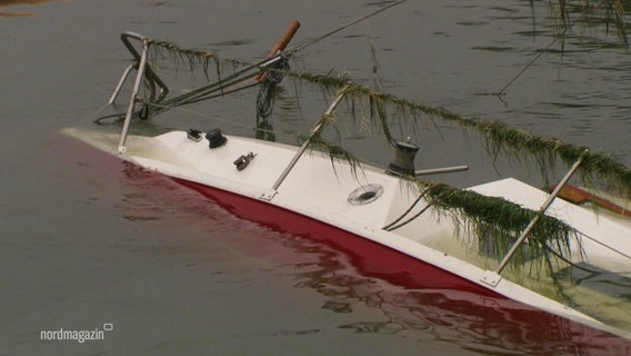 Ein untergegangenes Boot schaut in Teilen aus der Wasseroberfläche hervor. © Screenshot 