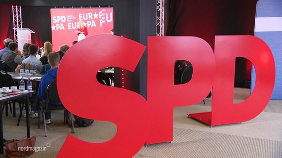 Ein Aufsteller in Form von drei großen, roten Buchstaben, die den Parteinamen "SPD" formen. © Screenshot 