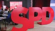 Ein Aufsteller in Form von drei großen, roten Buchstaben, die den Parteinamen "SPD" formen. © Screenshot 