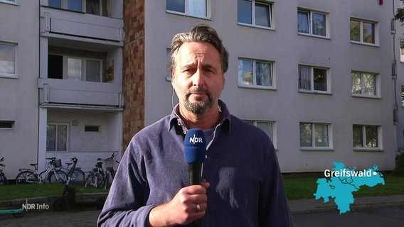 NDR-Reporter Stefan Weidig ist live auf Greifswald zugeschaltet. © Screenshot 