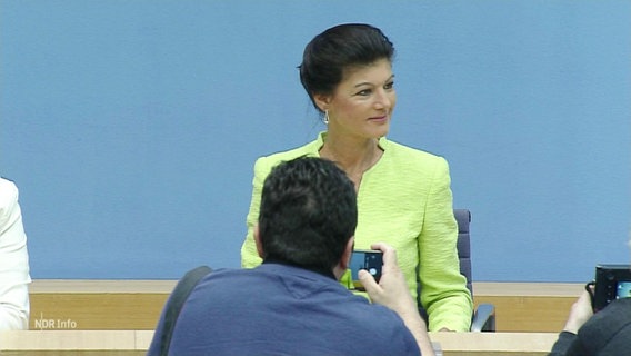 Die ehemalige Linkenpolitikerin Sahra Wagenknecht wird von einem Reporter fotografiert. © Screenshot 