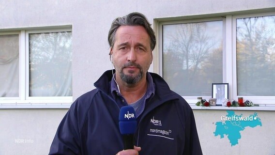 NDR Reporter Stefan Weidig berichtet live aus Greifswald. © Screenshot 