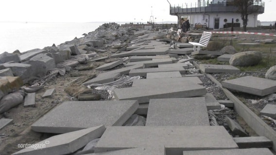 Zerrütete Gehwegplatten an der Küste. © Screenshot 