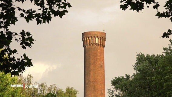 Der Wasserturm von Rothenburgsort vor grauem Himmel. © Screenshot 