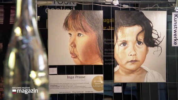 Zwei Gemälde zeigen jeweils das Gesicht eines kleinen Mädchens. © Screenshot 