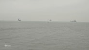 Mehrere Schiffe fahren bei dichtem Nebel auf der Nordsee. © Screenshot 