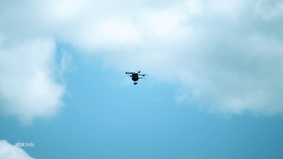 Eine Drohne sthet am Himmel © Screenshot 